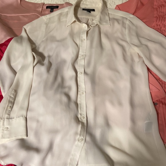 Selling a bundle of (4) banana republic blouses in excellent condition! - Picture 9 of 10